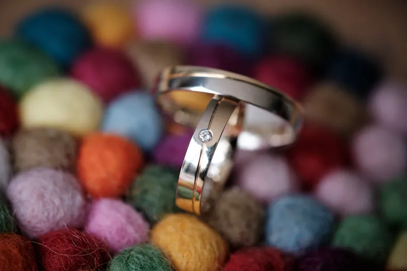 De ringen van Ilse en Robbert op een onderzetter van gekleurde viltballetjes