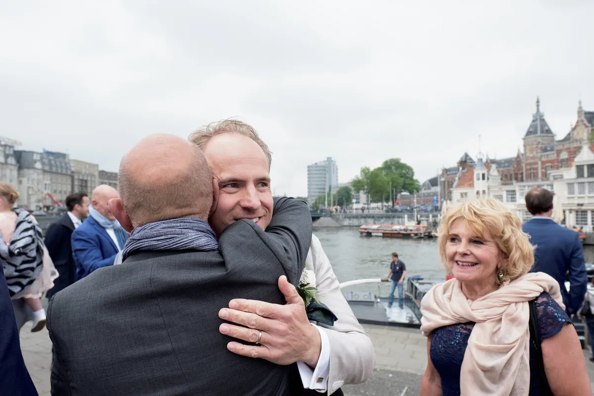 Jasper omhelst een gast bij het instappen van de rondvaartboot