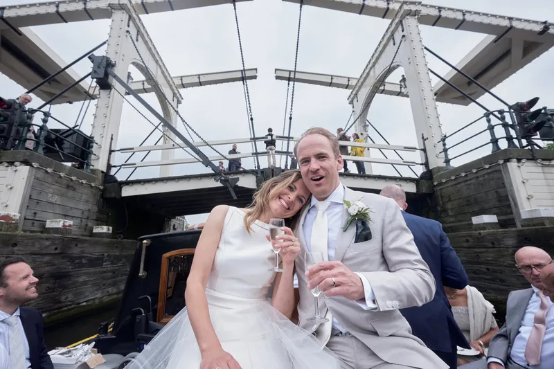 Mary en Jasper in de boot onder de Magere Brug