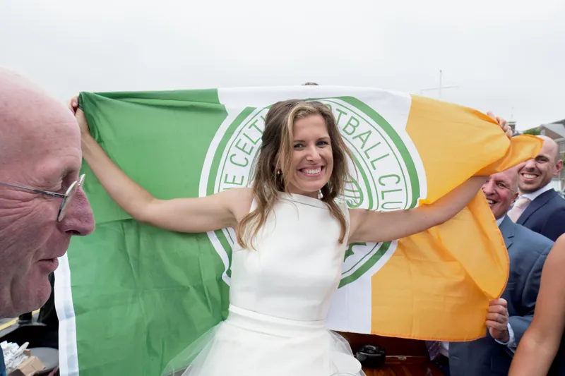Mary met een Ierse vlag in de boot