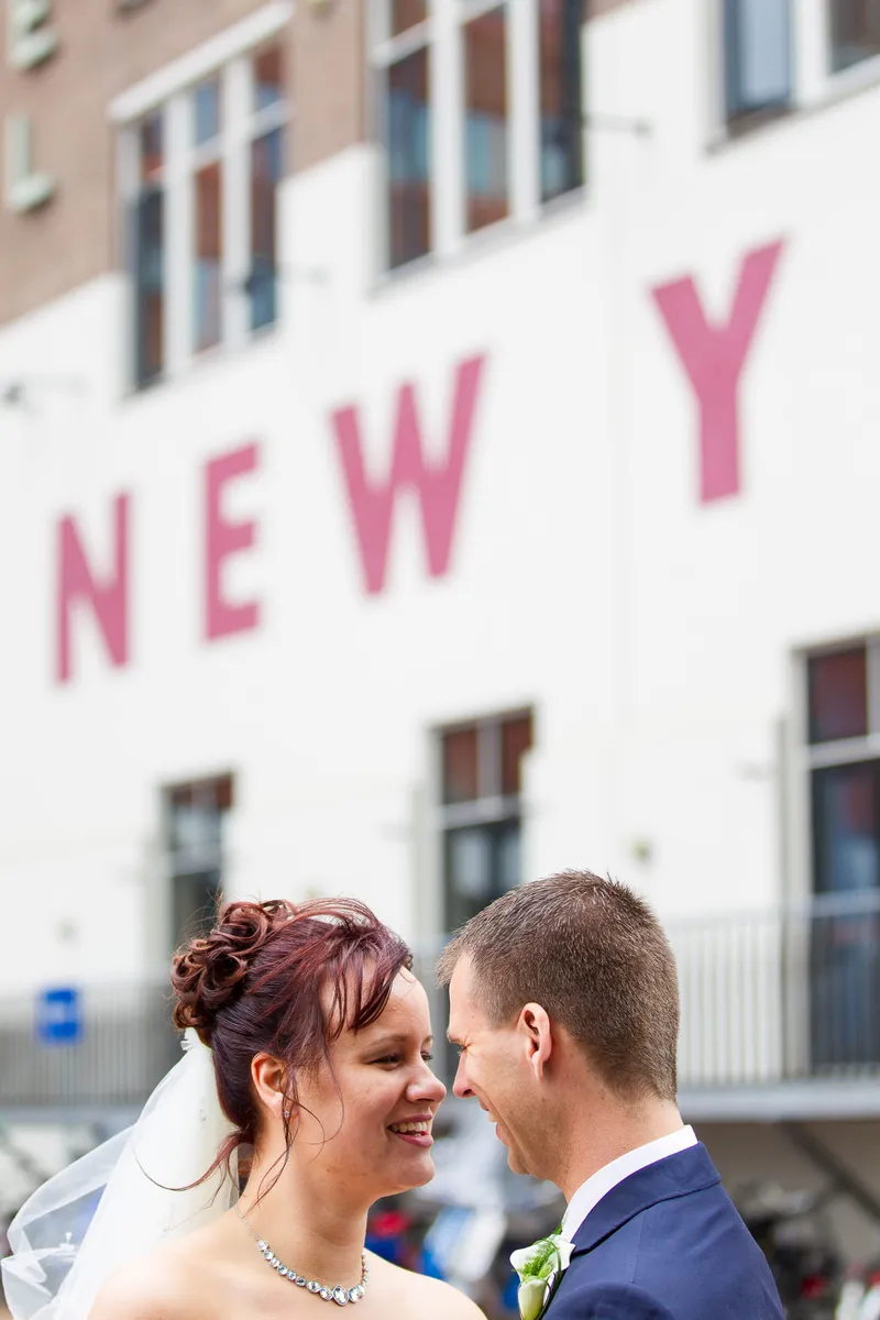 Anne en Hans voor de grote letters van Hotel New York