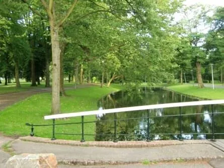 Scoutingfoto met de telefoon: smal water in het park met een witte leuning