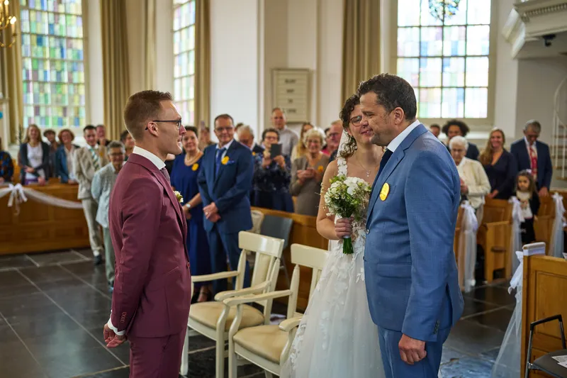 Tom wacht vooraan in de kerk