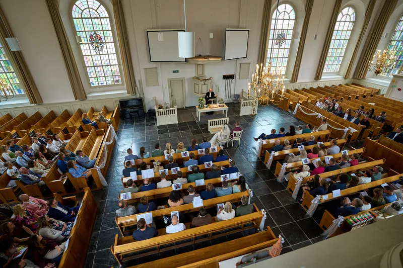 De volle kerk vanaf het balkon
