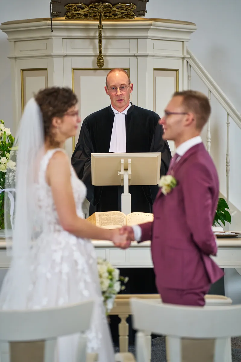 Emmely en Tom bij de voorganger