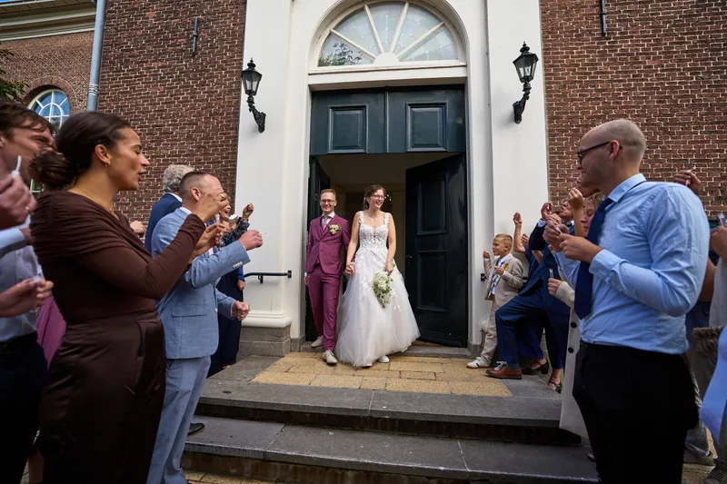 Emmely en Tom komen naar buiten tussen de gasten