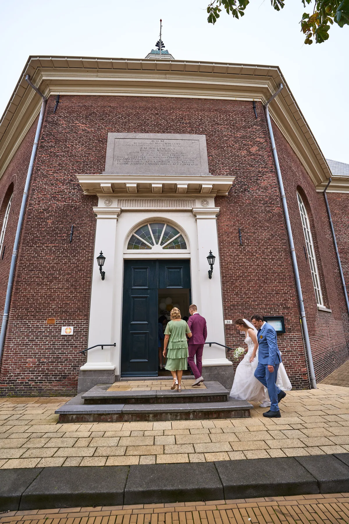 De ingang van de Dorpskerk in ’s-Gravenzande, met gasten op het plein
