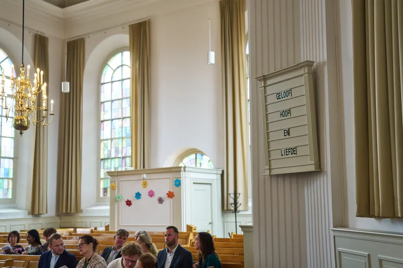 De lichte Dorpskerk van ’s-Gravenzande vol gasten, met hoge ramen