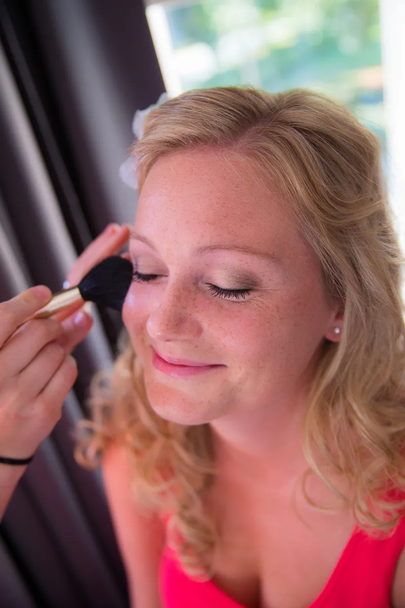 Sabine doet haar lippenstift op voor de spiegel
