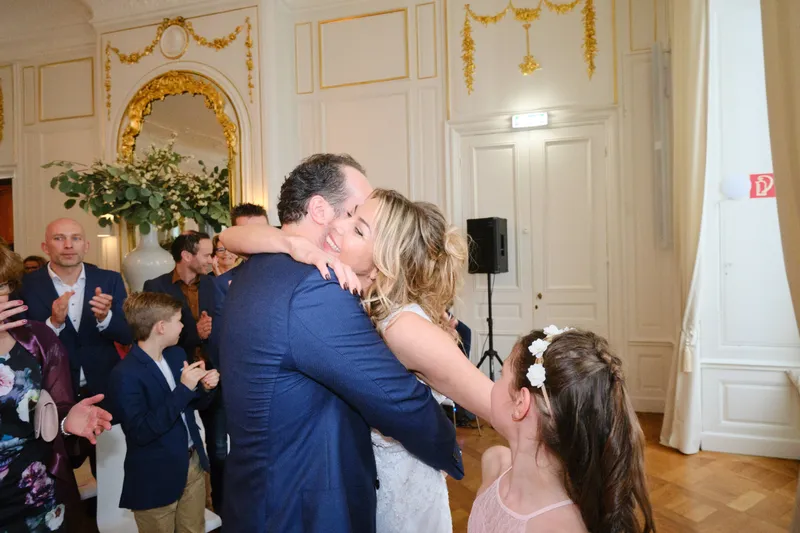 Sandra en David omhelzen elkaar in een witte zaal van het Spaansche Hof