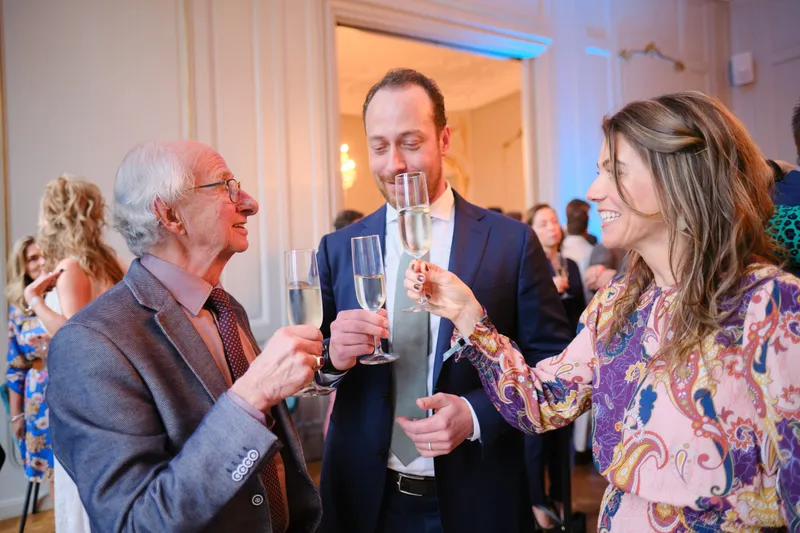David proost met gasten met champagne