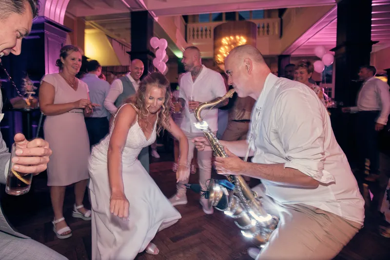 De saxofonist van De Vriendelijke DJ’s speelt mee terwijl Kim danst