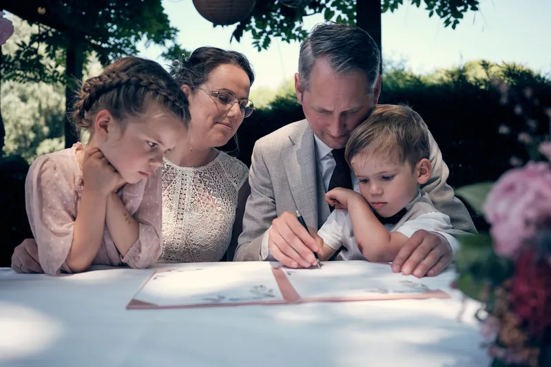 Evelien en Krijn tekenen samen met hun kinderen