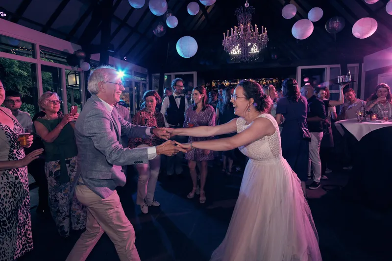 Evelien danst met een gast op de dansvloer