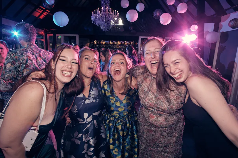 Vier vriendinnen zingen uit volle borst mee op de dansvloer