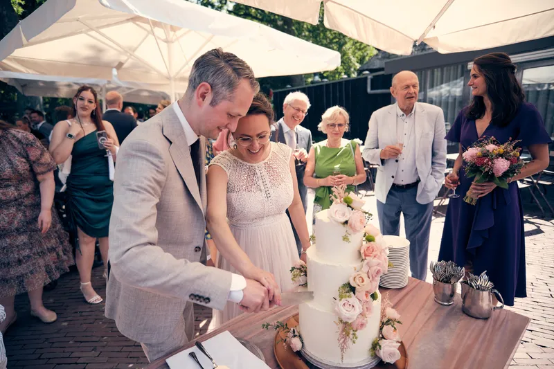 Evelien en Krijn snijden samen de taart aan