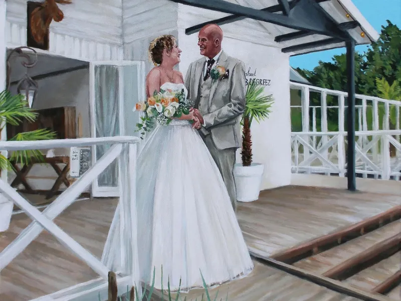 Schilderij van een bruidspaar dat elkaar lachend aankijkt op de witte veranda van een beachclub