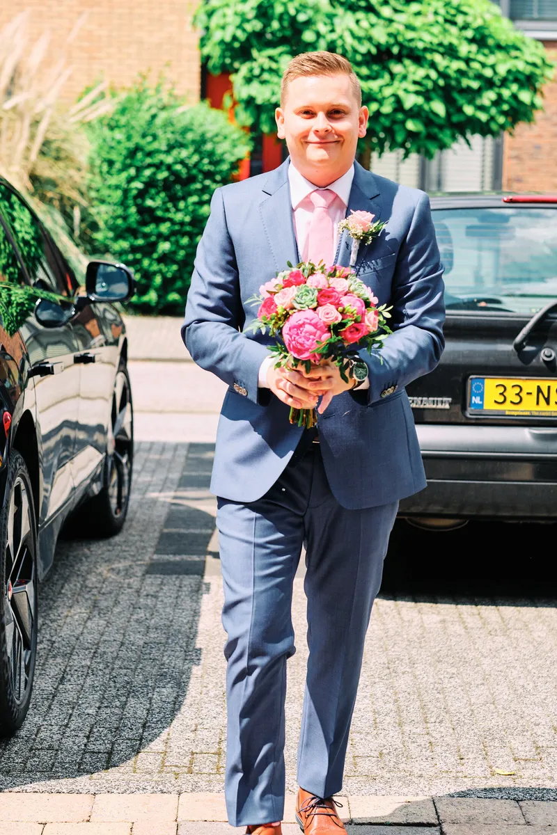 Stefan met het boeket bij de auto