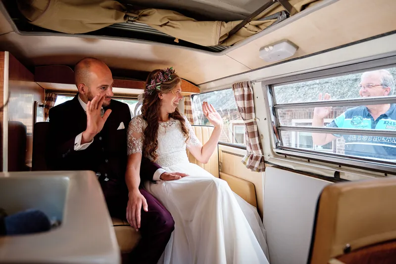 Simon en Mariëth lachen in het VW-busje