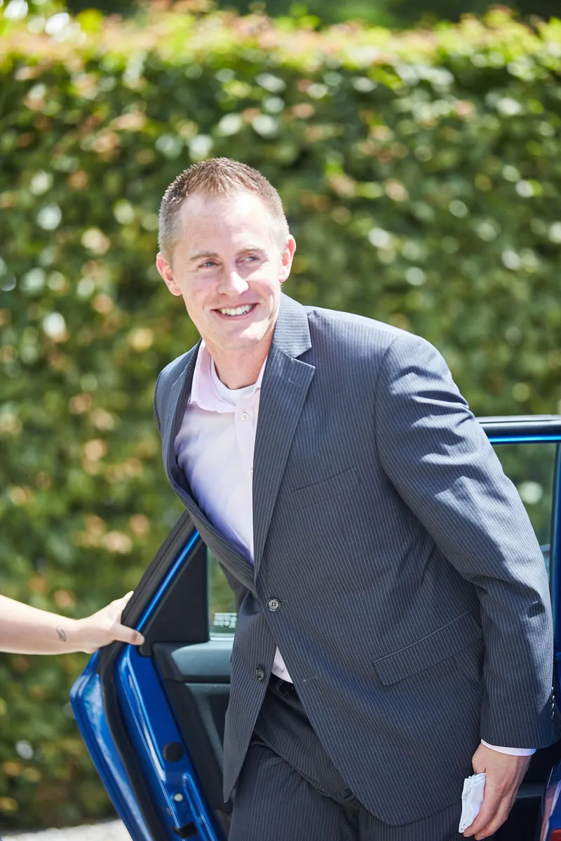 Tim stapt uit de blauwe trouwauto