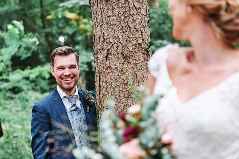 Jouke lacht naast een boom, Kirsten kijkt naar hem