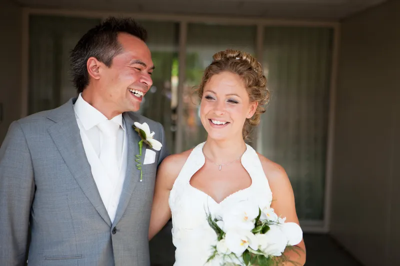Dennis en Rebecca lachen samen bij het raam