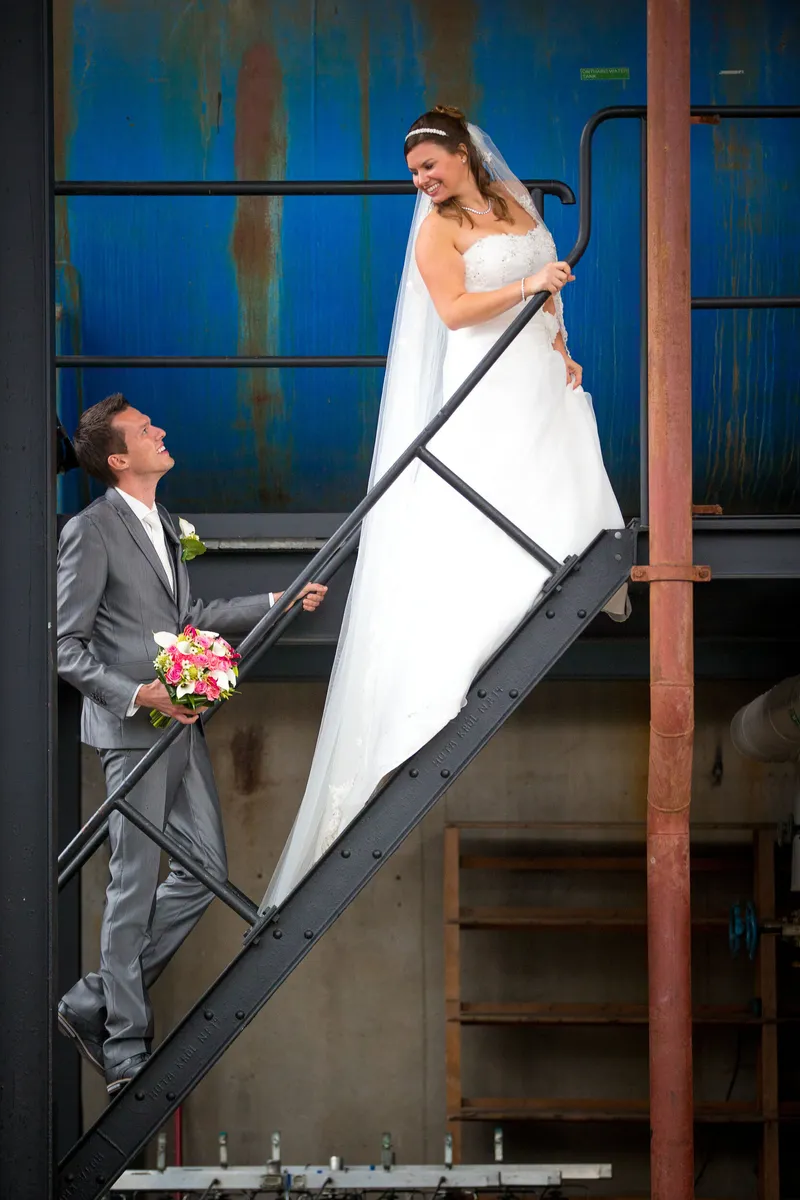 Annika boven op de blauwe stalen trap, Mark eronder