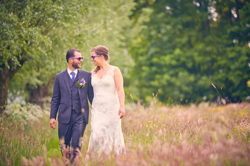 Robbert en Nadine lopen door het hoge gras