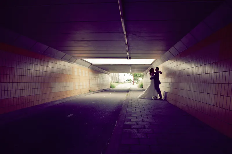Harrie en Inge klein in een paarse fietstunnel