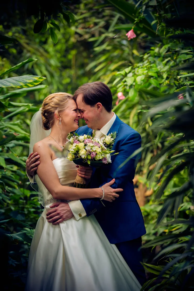 Danielle en Benjamin tussen de tropische planten van Vlinders aan de Vliet
