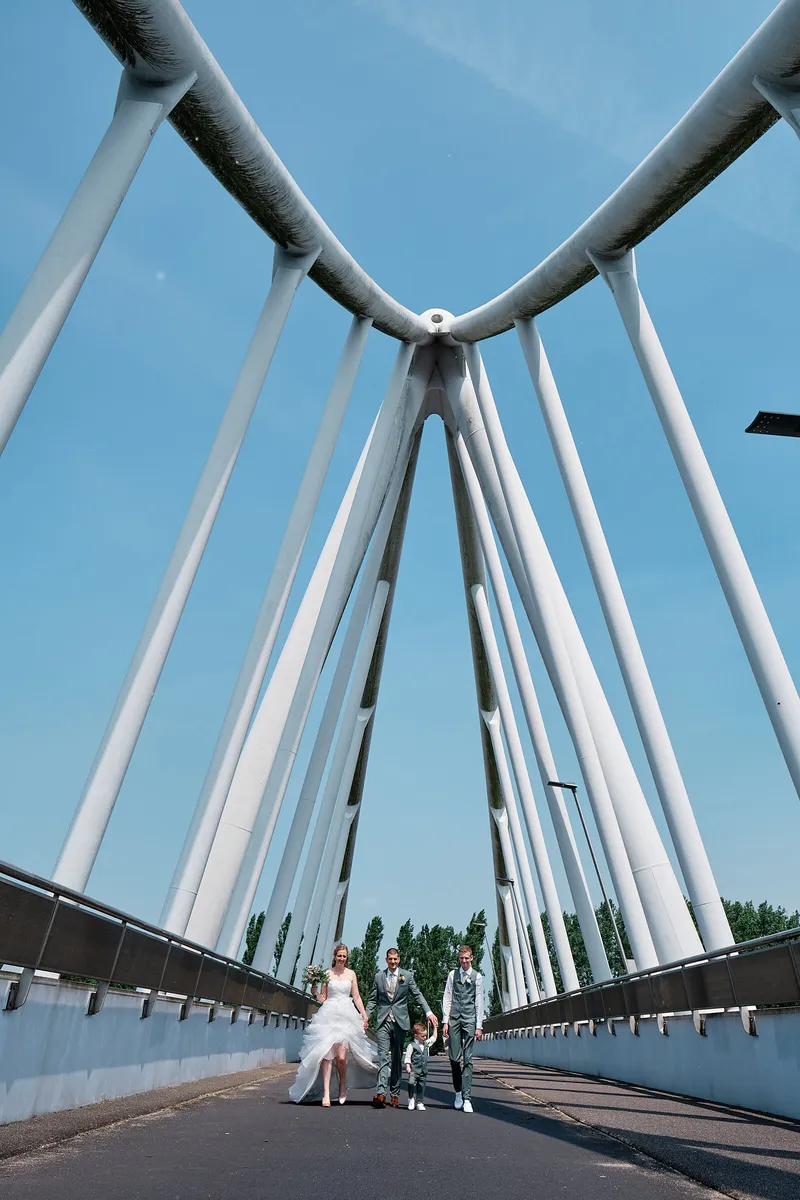Ylona en Wouter klein op een witte boogbrug