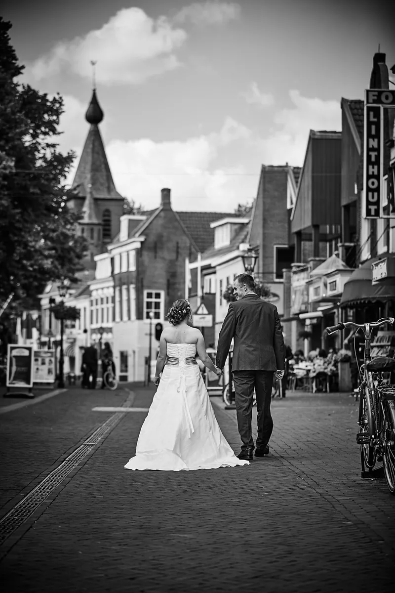 Linsey en Tim lopen door de Dorpsstraat, zwart-wit