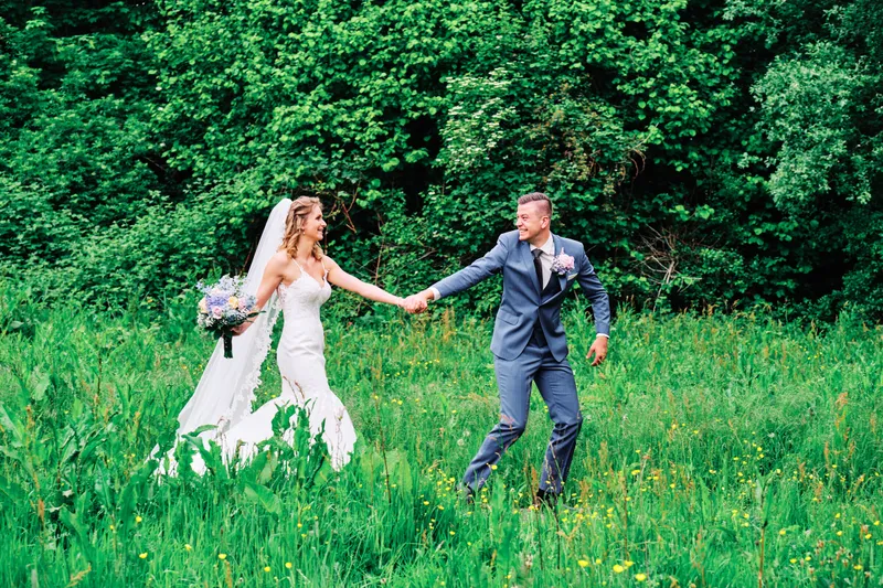 Lotte en Daniel lopen hand in hand over het gras