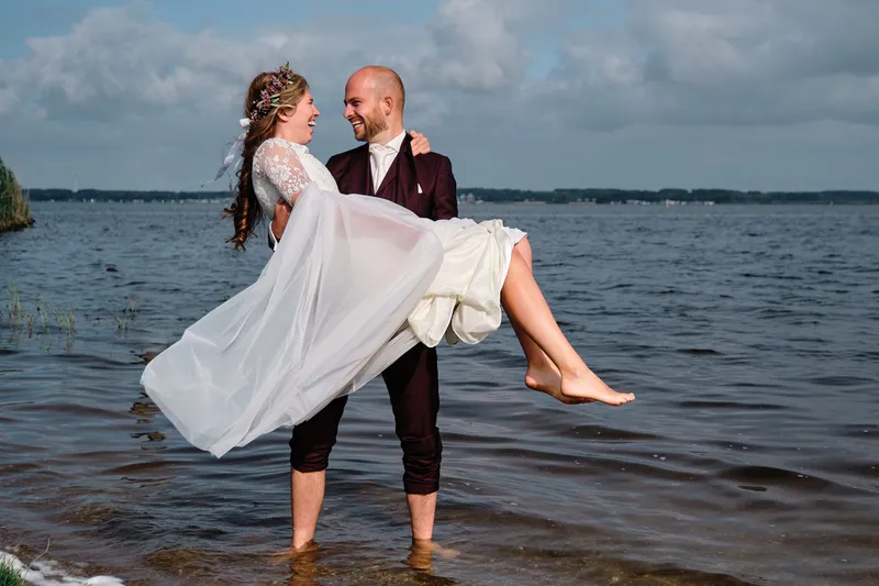 Simon tilt Mariëth op in het Veluwemeer
