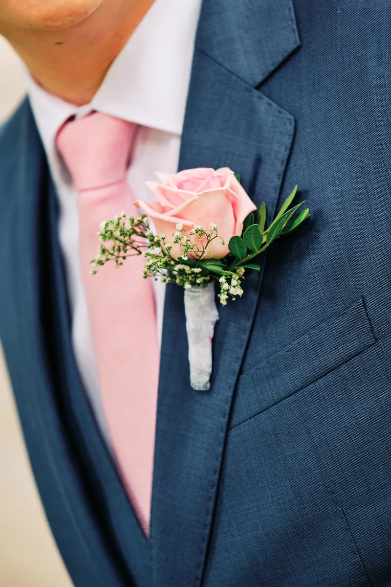 De corsage op het revers van Stefan