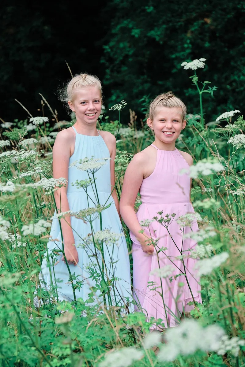 De dochters tussen de hoge bloemen