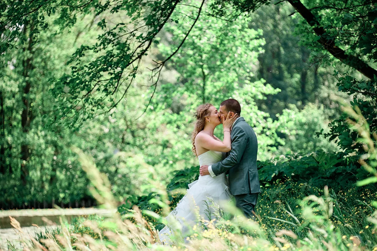 Ylona en Wouter kussen tussen het hoge groen