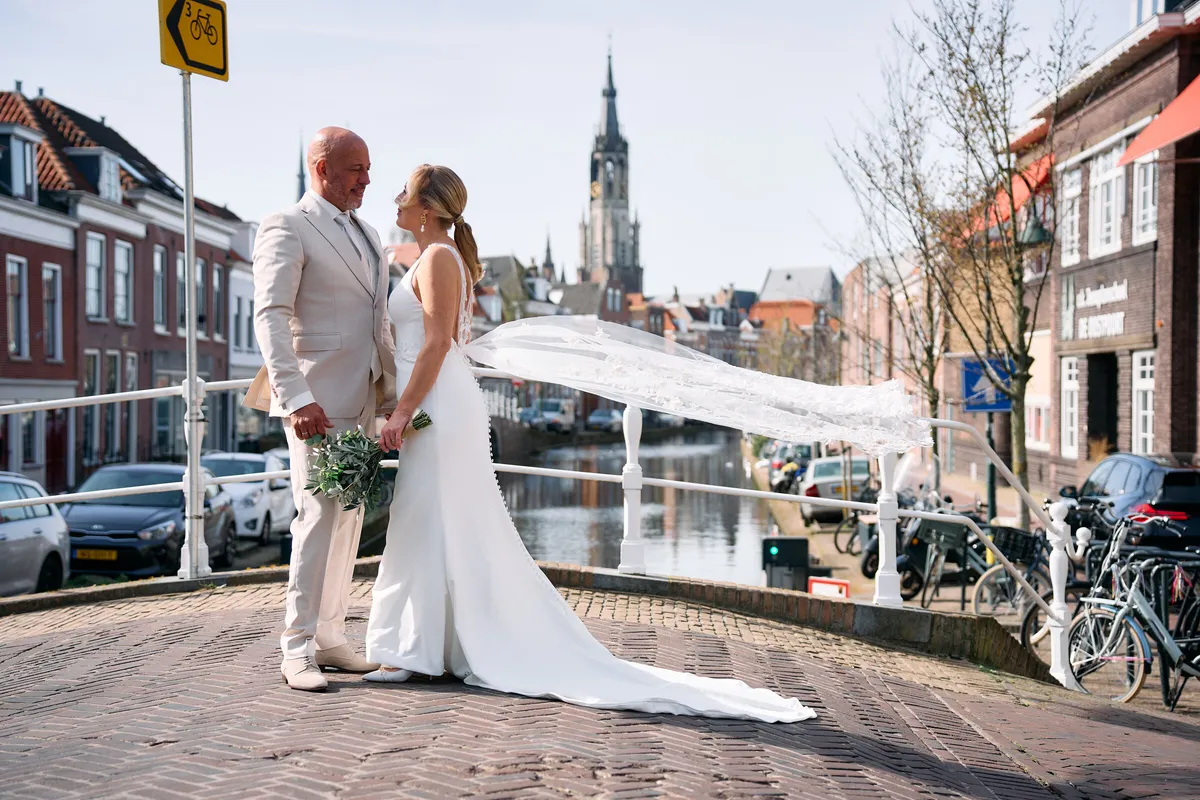 Danitsja en Brian op een brug over de gracht, de sluier waait opzij