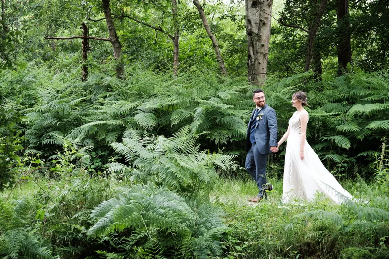 Barry en Milou lopen tussen de varens