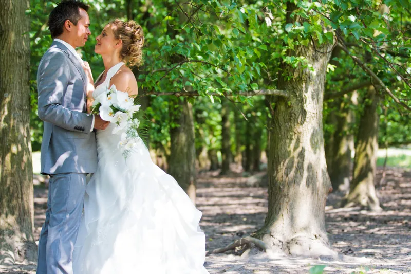 Dennis en Rebecca tussen de rijen bomen
