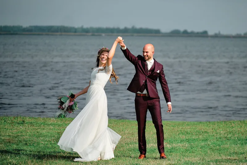 Simon en Mariëth dansen op het gras aan het meer