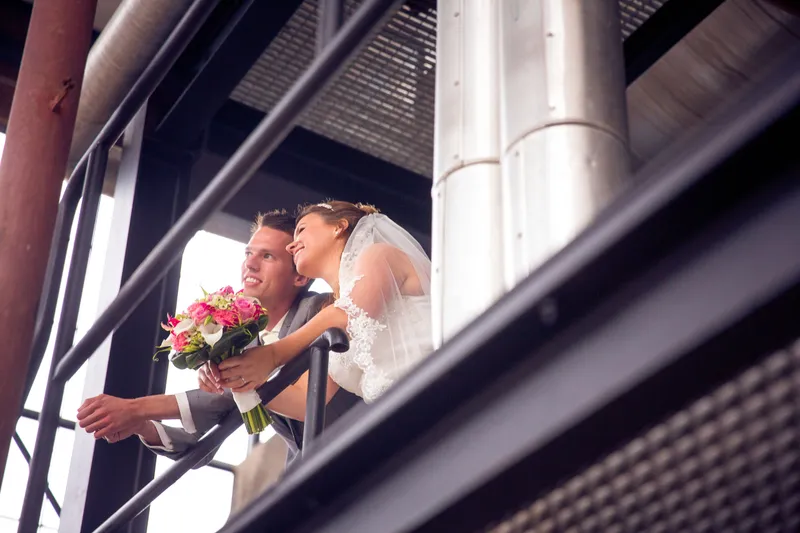 Mark en Annika op een stalen pijp tussen de buizen