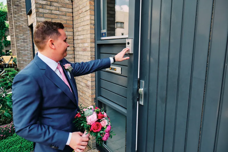 Stefan belt aan met het boeket