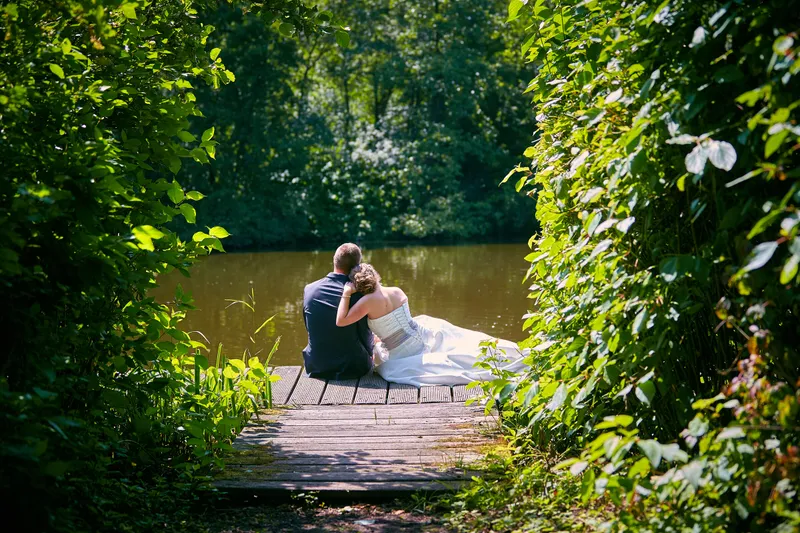 Linsey en Tim op een steiger bij de vijver