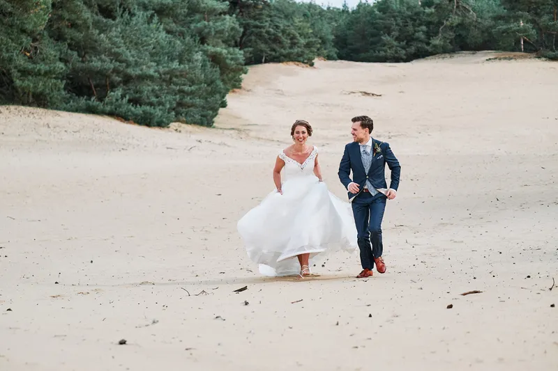 Kirsten en Jouke lopen over het stuifzand