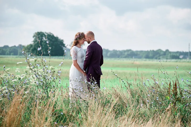 Simon en Mariëth staan in het hoge gras