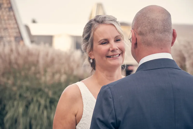 Elles lacht naar Bram, met het riet erachter