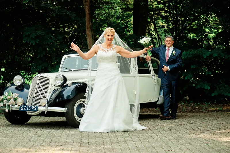 Helen spreidt haar armen voor de witte Citroën