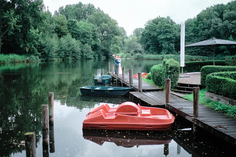 Een rode waterfiets aan de steiger