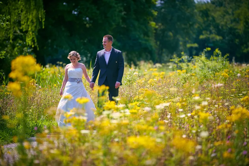 Linsey en Tim lopen hand in hand door het hoge gras